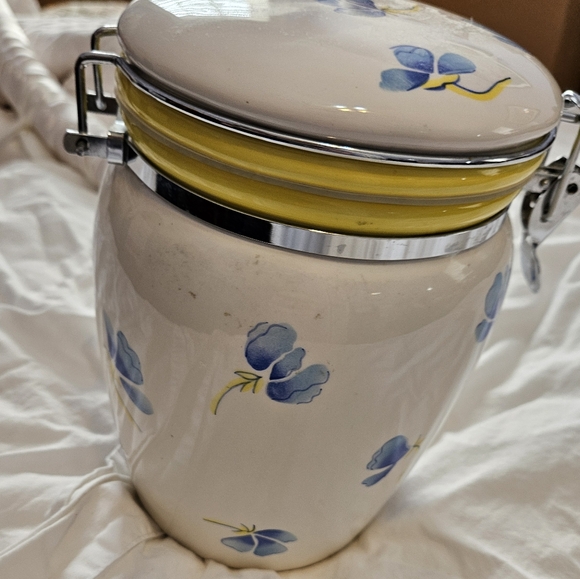 Vintage Inspirado Floral Ceramic Canister - Picture 4 of 8